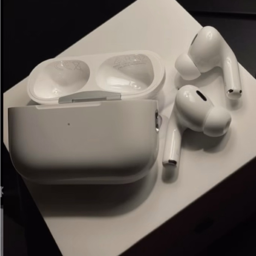 Apple White Wireless Earbuds with Charging Case